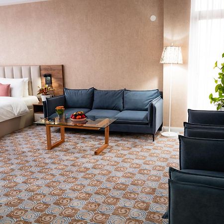 Cosmopolitan Hotel シムケント エクステリア 写真